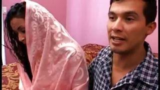 दो लोगों के लिए एक लड़की कमबख्त पुलिस लोग