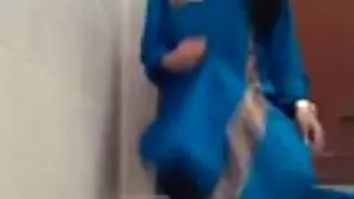 मुंडा छेद को चूमता है और उसके मुंह में अश्लील चुदाई करता है