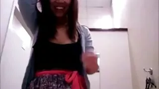 लड़के ने कैमरे पर लिया क्योंकि वह blowjob अश्लील करता है