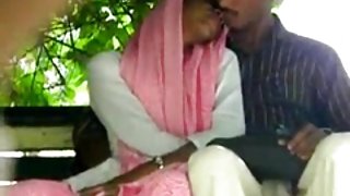 युवा चंचल समलैंगिकों उंगलियों खेलते हैं