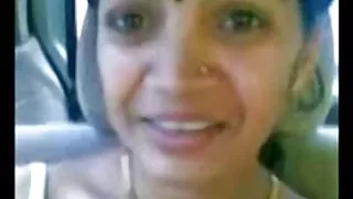 टैटू के साथ युवा और सुंदर स्तन एक अजनबी पोर्न आदमी द्वारा गड़बड़