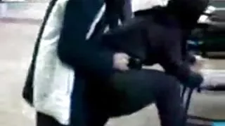 पोर्न को रोकने के बाद अलग-अलग पोज़ में बिस्तर पर एक लाल रंग की सुंदरता बनाएं