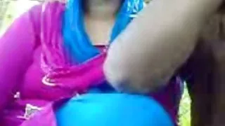कोमल बेब एक आदमी पोर्न पर डिक छेद के रूप में काम करता है