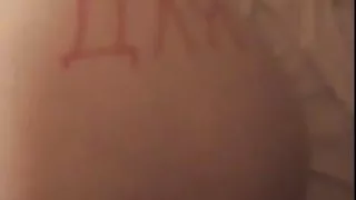 एक विशाल phallus के साथ खुद को चोदता है और हिंसक रूप से पोर्न को समाप्त करता है