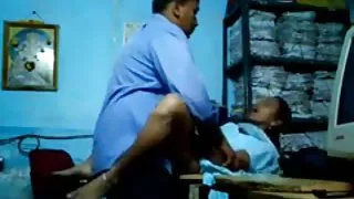 एक पड़ोसी के साथ सेक्सी गोरा ने अपने पति को धोखा दिया