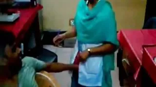 सर्फिंग टीचर ने पोर्न क्लास में युवा छात्र की चुदाई की