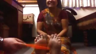 लाल अधोवस्त्र में चिकी डिक गधे पर उसकी गांड कूद गया