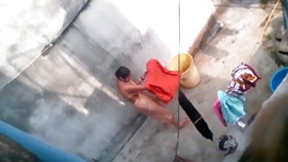 घर की पोर्न में बिस्तर पर अपनी कुतिया को चोदता है