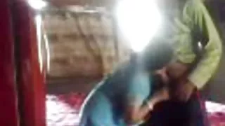 शराबी गोरा एक अनुभवी पोर्न स्टालियन पर एक बड़ी लूट की सवारी करता है