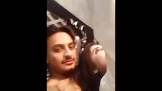 कुतिया अपने प्रेमी पोर्न के साथ एकांत के लिए एक बाथरूम चुनती है