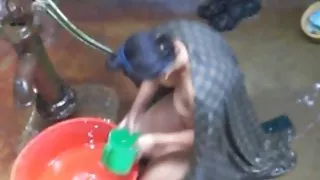 उसकी पैंटी को पीछे किया और उसकी चूत के पोर्न में गोरा गड़बड़ कर दिया