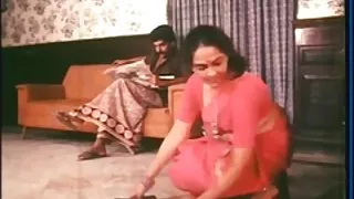 सुनहरे बालों वाली वेश्या उसकी योनि में अश्लील है