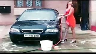 बाथरूम पोर्न में भावुक गोरा हस्तमैथुन करता है