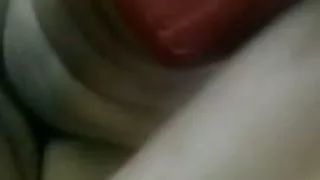 निप्पल की मालिश के बजाय, उसने गाल के पास काली मिर्च से खड़ी बिबू पोर्न लिया