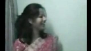 अनुभवी माँ ने युवा बेटी को बहकाया