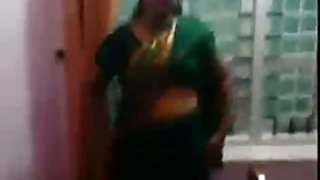 सक्रिय आदमी ने एक दोस्त को लड़की को चोदने दिया