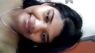 कमबख्त पुरुष सोफे पर श्यामला छीन लिया