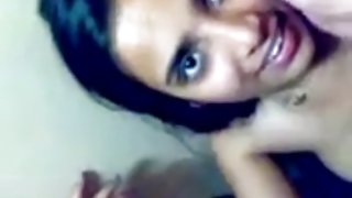 सुनहरे बालों वाली सुंदरता को मुंडा पैड में एक लंबे बोल्ट के साथ खूबसूरती से गड़बड़ किया जाता है