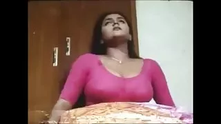 माँ और बेटी एक दूसरे को सक्रिय रूप से हस्तमैथुन करके संतुष्ट करते हैं।