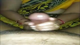 महिला पहली बार एक सदस्य को अपनी योनी से चखने और रंग देने की कोशिश करती है। अश्लील