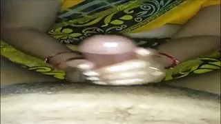 महिला पहली बार एक सदस्य को अपनी योनी से चखने और रंग देने की कोशिश करती है। अश्लील