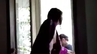 पिकापर ने लड़की को हटा दिया और उसे वीडियो पोर्न पर उतार दिया