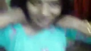 कामुक छोटी पत्नी अपने अश्लील प्रेमी के साथ आराम करती है