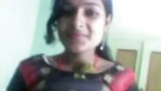 रसदार एमआईएलए सोफे पर युवा द्वारा गड़बड़