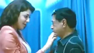 चिकी ने एक व्यक्ति को बाथरूम के पोर्न में बिल्ली को दाढ़ी बनाने की अनुमति दी