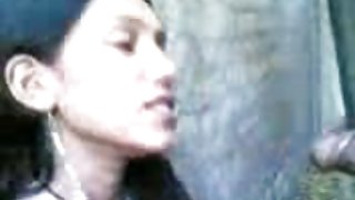 एक श्यामला और गोरा अश्लील के साथ किसी न किसी त्रिगुट