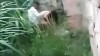 सेक्सी अधोवस्त्र में श्यामला खुद को कैमरे के अश्लील पर लिप्त करती है