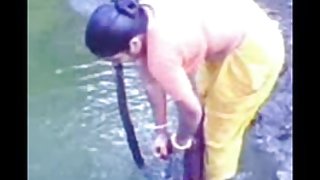 लवलेस एक बस्टी ब्रुनेट पोर्न में ऊँगली कर रही है