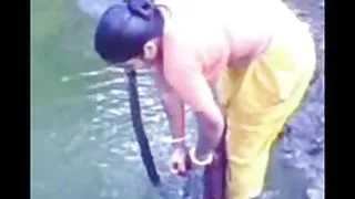 लवलेस एक बस्टी ब्रुनेट पोर्न में ऊँगली कर रही है