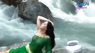 रूसी कुतिया प्रेमी अश्लीलता पर हावी है