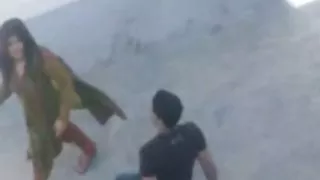 शॉवर के बाद आबनूस दो सफेद गर्लफ्रेंड्स गड़बड़