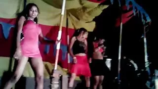 सुंदर युवा महिला अपने हाथ के पोर्न के साथ एक छेद लाती है