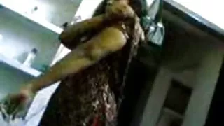 मास्क में दो स्वस्थ डाकुओं से एक पतली लड़की अश्लील थी