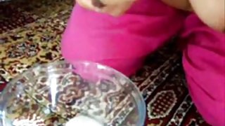 नग्न विकर ने उसके रोमांचक छेद को पोर्न में प्रस्तुत किया