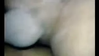 हॉट मालकिनों को सोफे पर कामुक सुख के लिए दिया जाता है