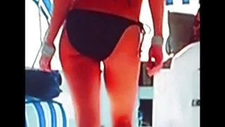 बिल्ली चाट bespectacled लड़की और उसे अश्लील कमबख्त